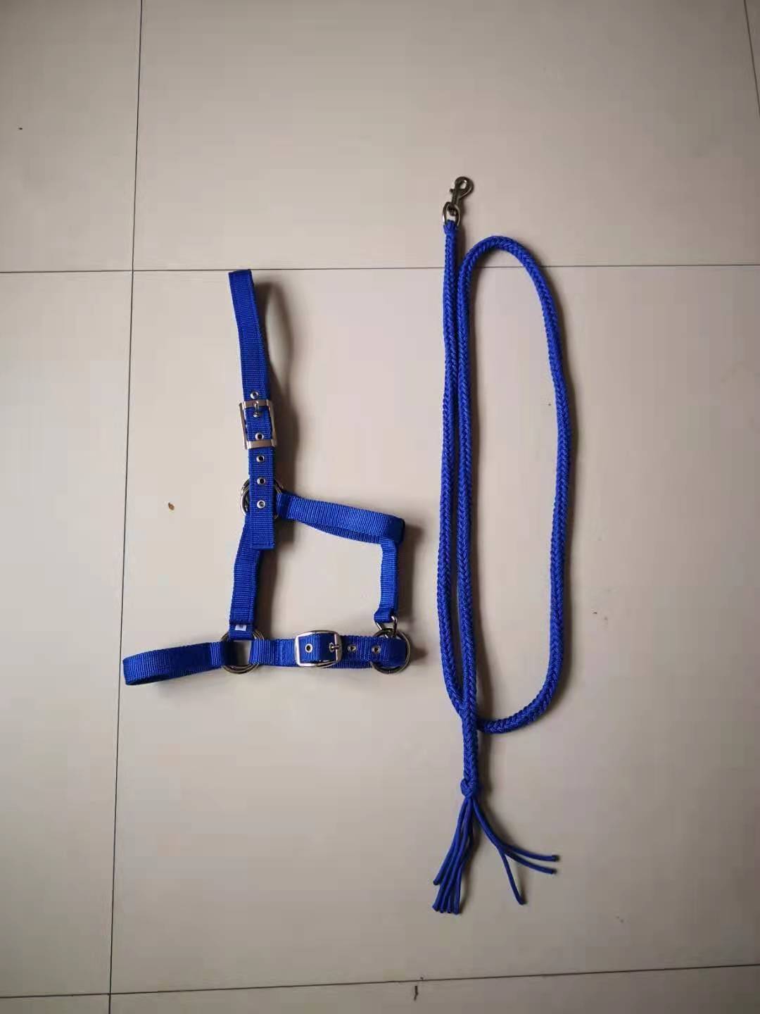 It's a set of blue-weave horse-cage alloy hooks