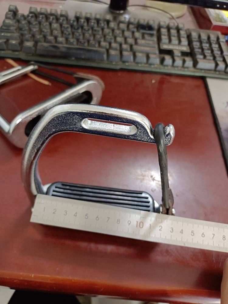 Carbon steel electroplated nickel -plated half -card prevention foot peacock kicking novice horse riding anti -wound horses accessories accessories