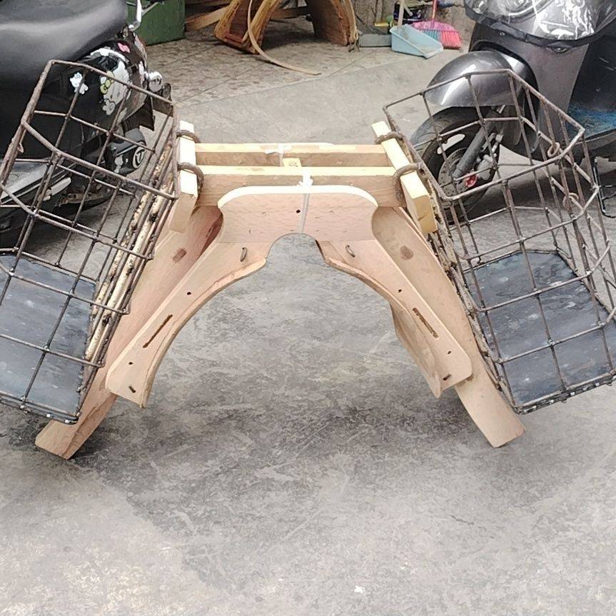 A saddle pair of sandbags