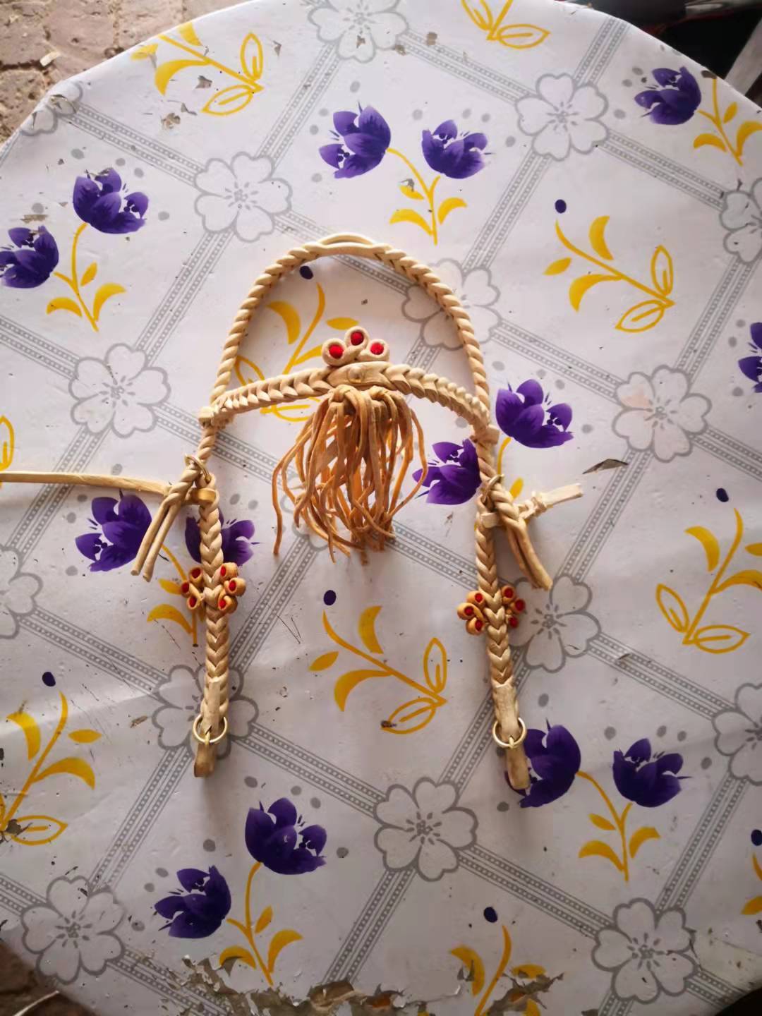 Two layers of laced mouths with bouquets and gnawing