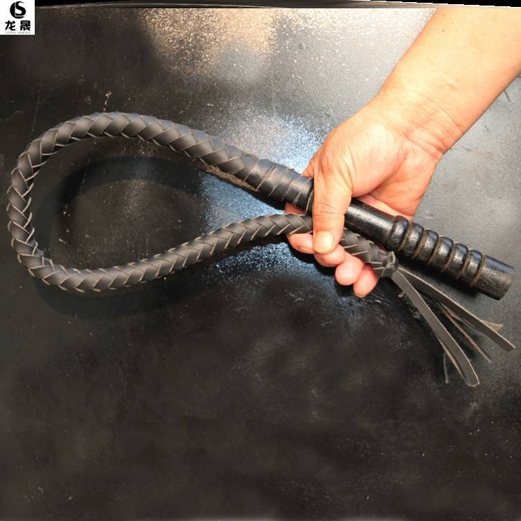 70 centimeters of black, pure oxen whips, wooden handles