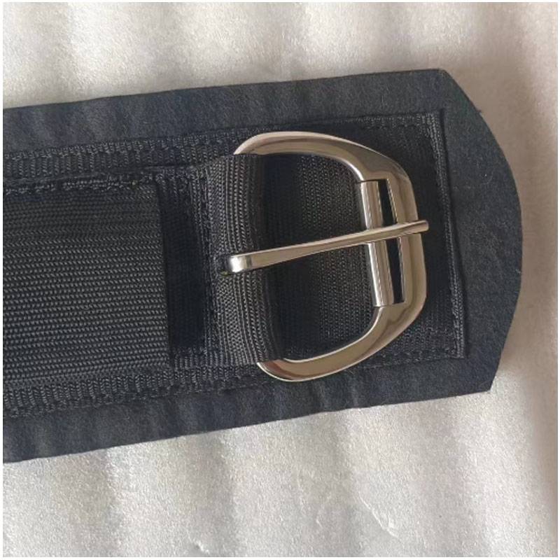 The tummy belts of the western saddles are flail-proof and the abdominal belts of horses are wide and durable