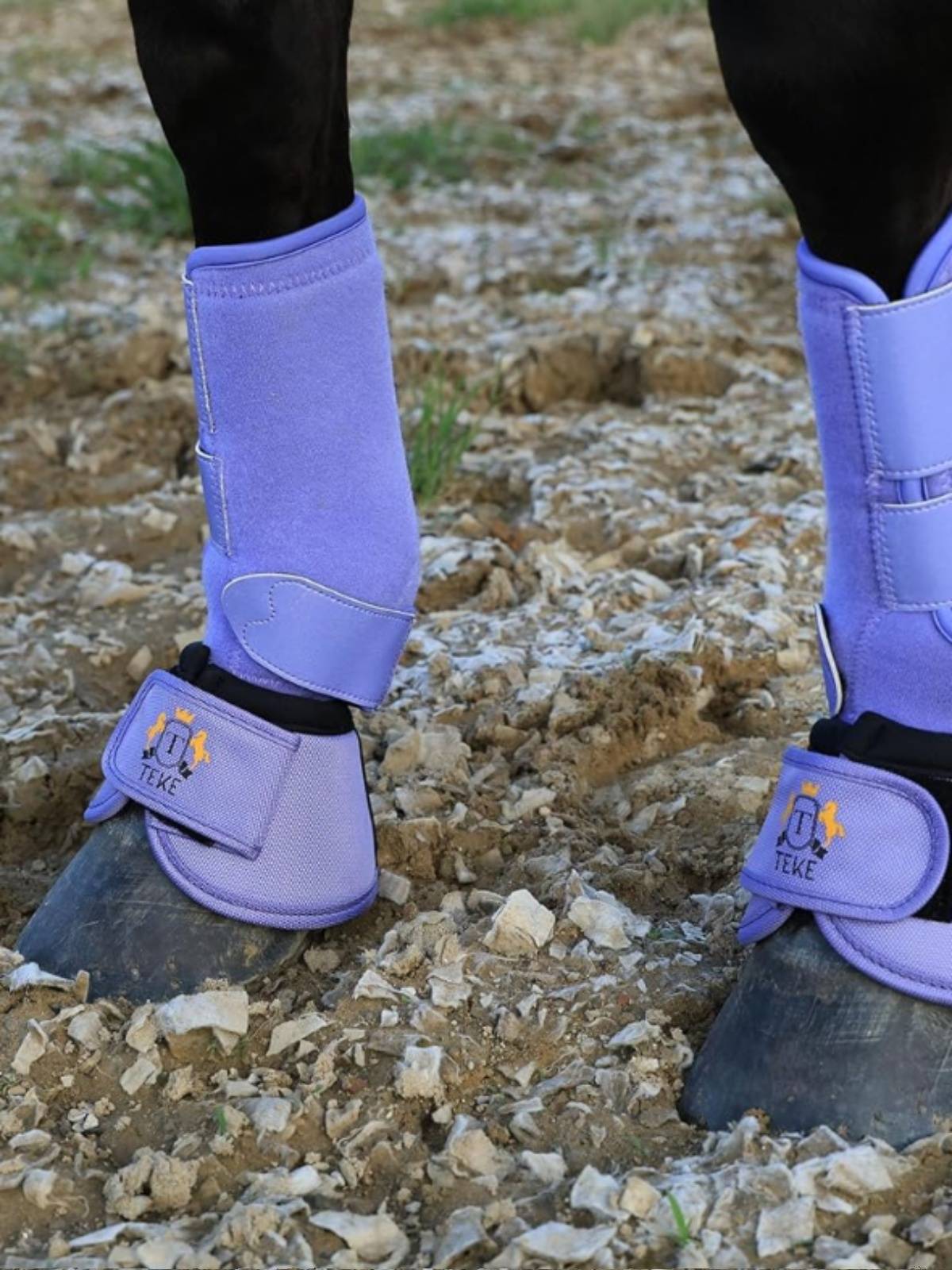 Horseshoes for wrists, horseshoes for hooves, boots and feet for grinding horses and horseshoes