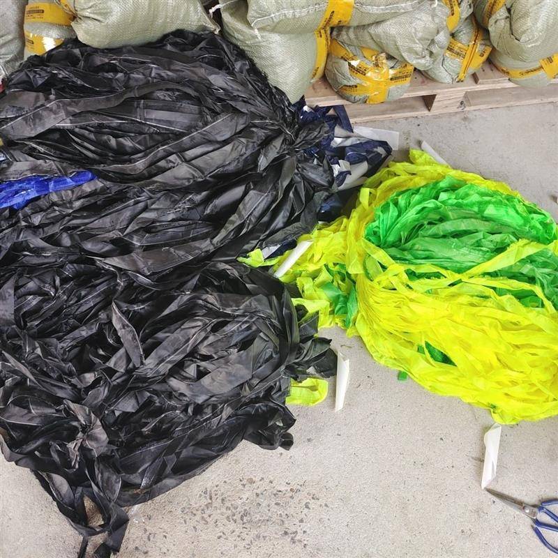 Tie the greenhouse rope film rope fruit tree pulling the tree seedlings and the seedlings, the rope soil ball, packing with windproof cloth strip