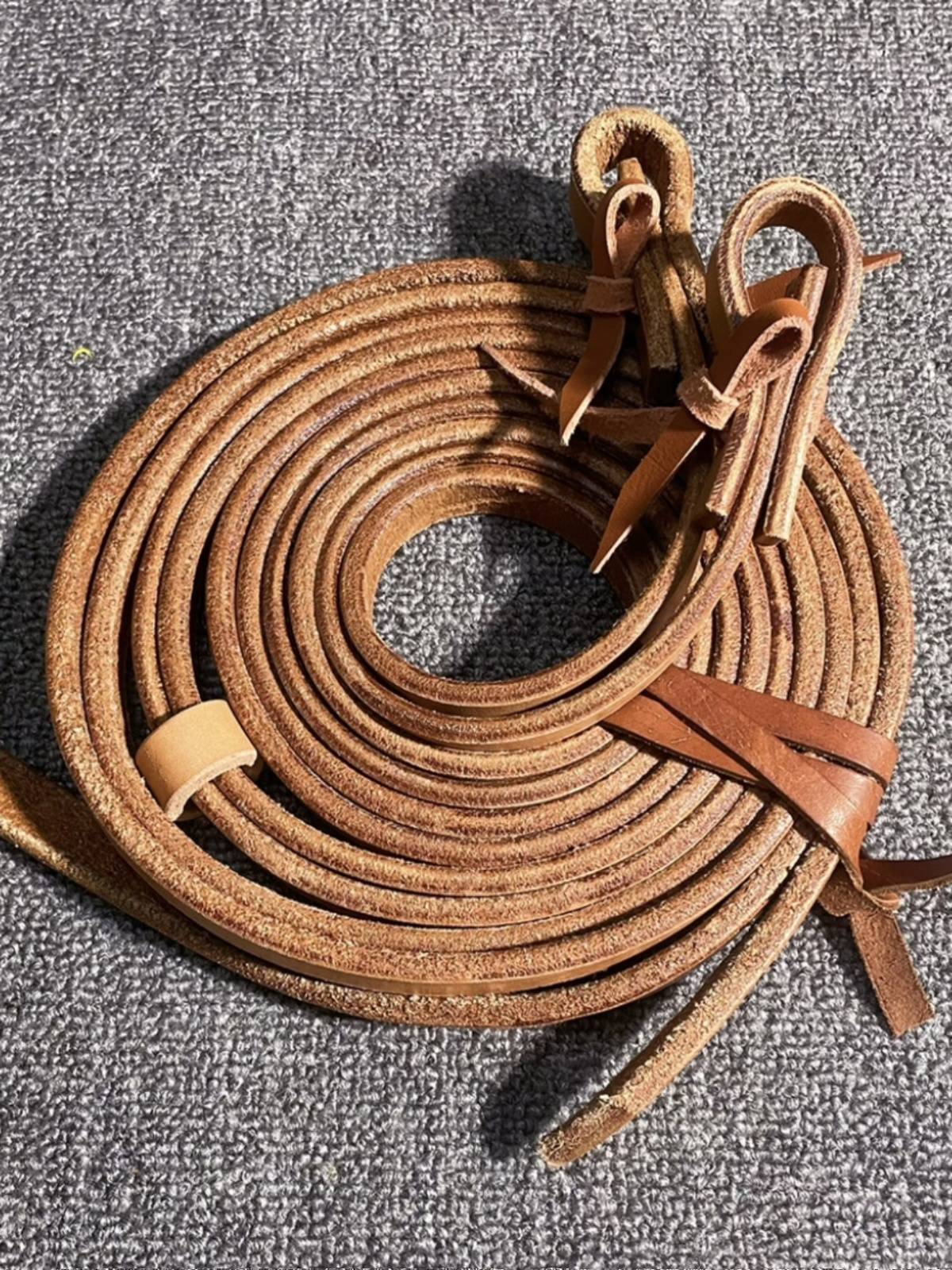 West-west, two-skinned, oily, west-sealed saddles, long-lined, long-strangled horses