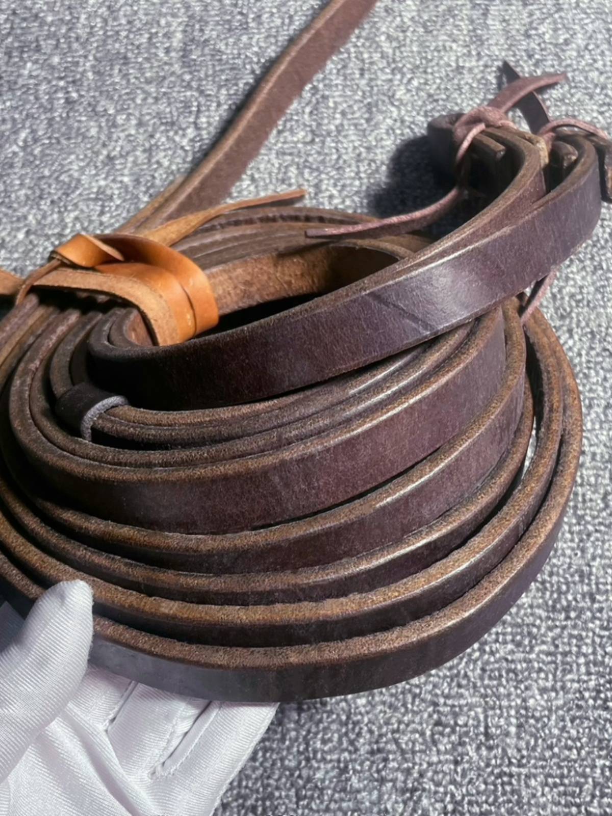 West-west, two-skinned, oily, west-sealed saddles, long-lined, long-strangled horses