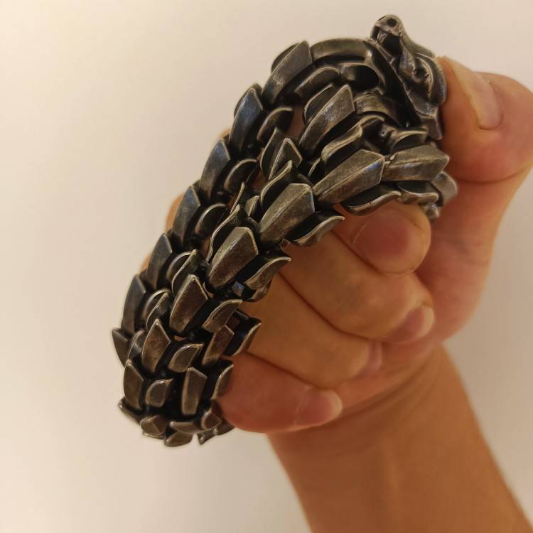 Armored anti-body defence equipment, titanium chain and steel whips, emergency anti-body defence equipment, original locomotive-repeated