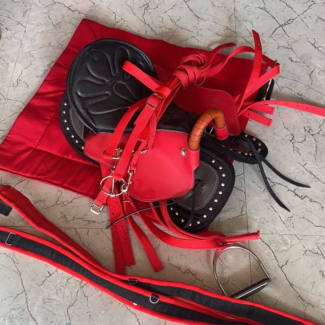 Malaysian tourists saddle special saddlezi full set of horseshop new leg protection cowhide tourist Saders saddles Inner Mongolia endurance saddle
