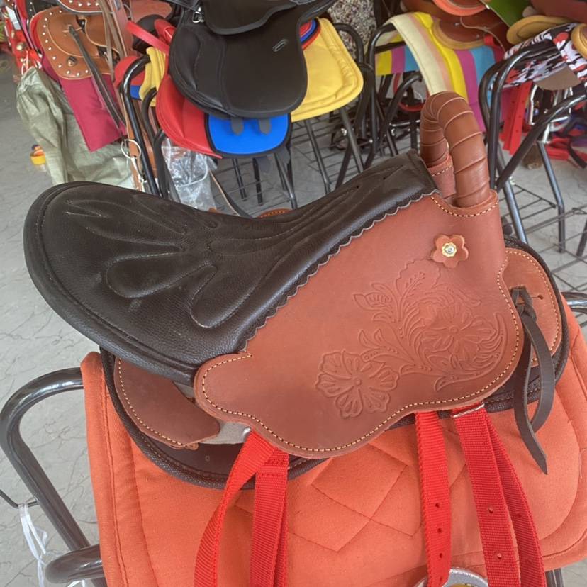 New carved small horse saddle leather cowhide puppet phenomena tourist tourists saddle full set of accessories