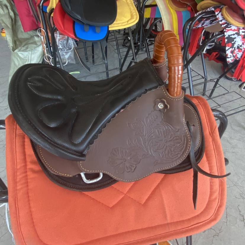 New carved small horse saddle leather cowhide puppet phenomena tourist tourists saddle full set of accessories