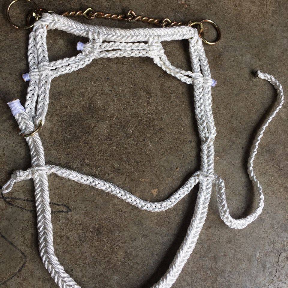 A horse's head is a simple hand-weaved cow, with mouth chains, convenient, detached and solid. A package!