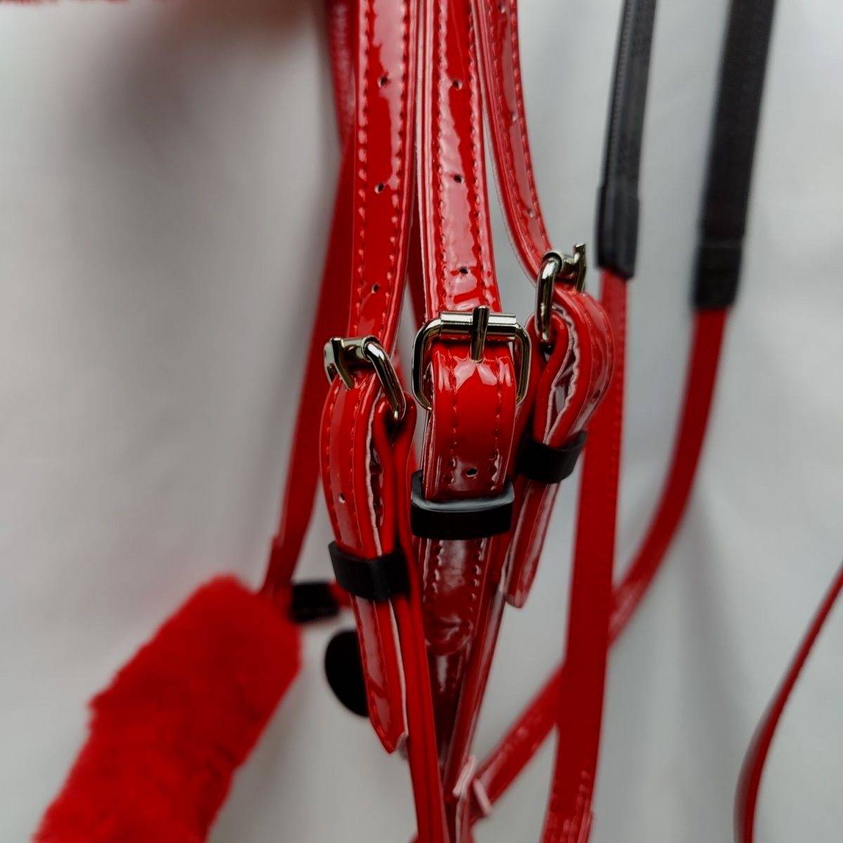 The new patent leather horse forks Shuile horse chewing is thick and good quality professional equestrian horses products patent leather horse chewing