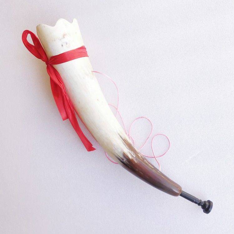 A long, smooth, dark mouth blower (40 cm)
