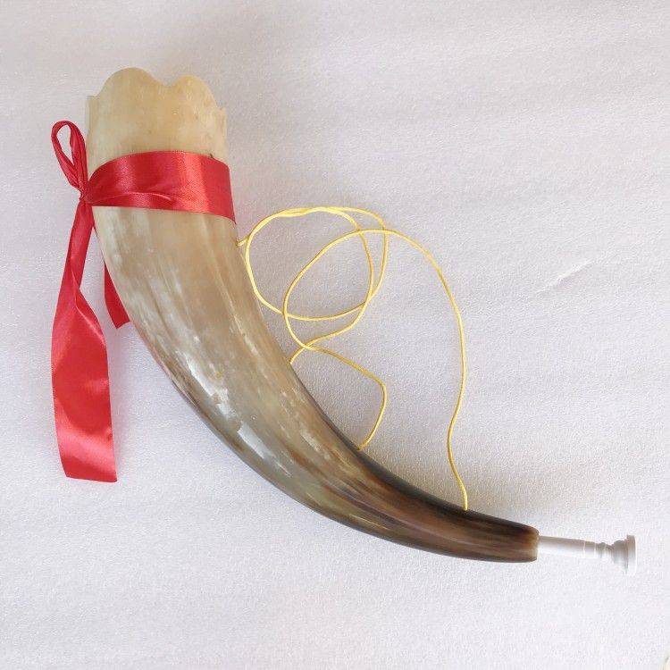 A long, smooth, white mouth blower (40 cm)
