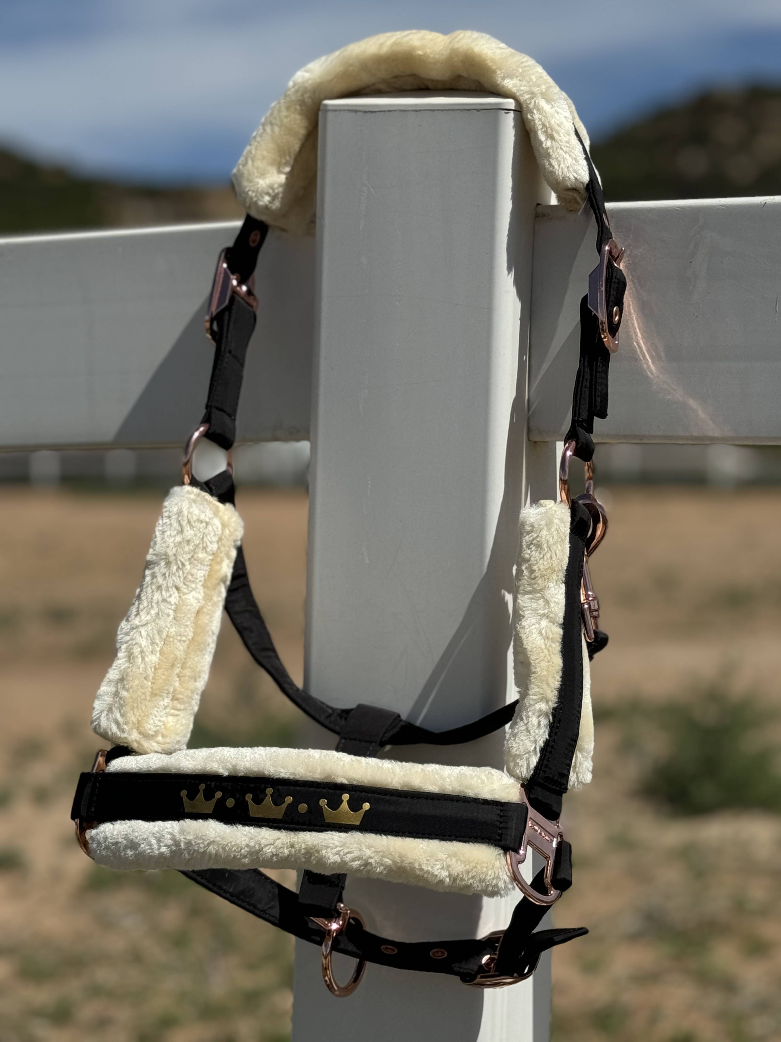 European memory fabric wool horses closer their heads to hold their heads and horses, their heads are soft, comfortable, and large, medium -sized wool disassembly