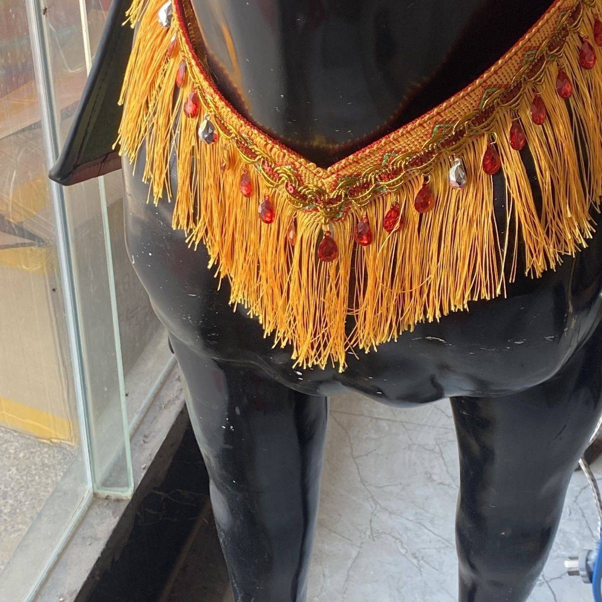 Flower breasts with horses equipped with colorful breasts with saddle decorations, flower breasts worn