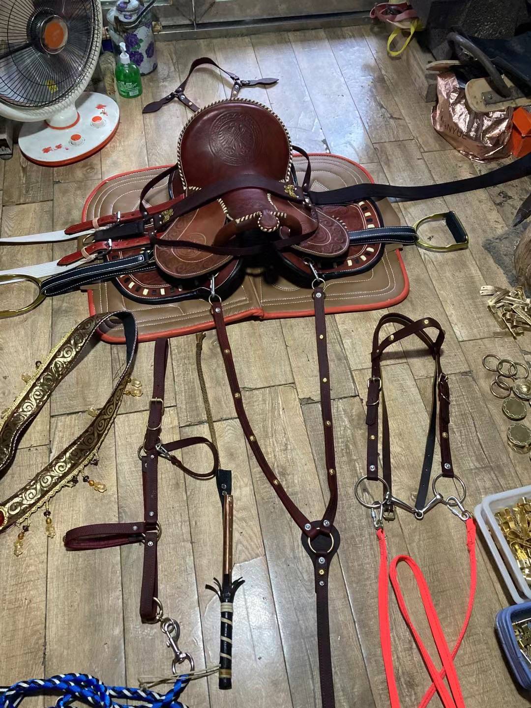 Wild saddles, hand-made oxen-skins, full of accessories #Water # tap