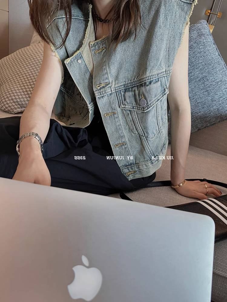 Retro European and American denim vest vest female 2024 spring and summer short models without sleeves, shoulder shoulders small horses clip