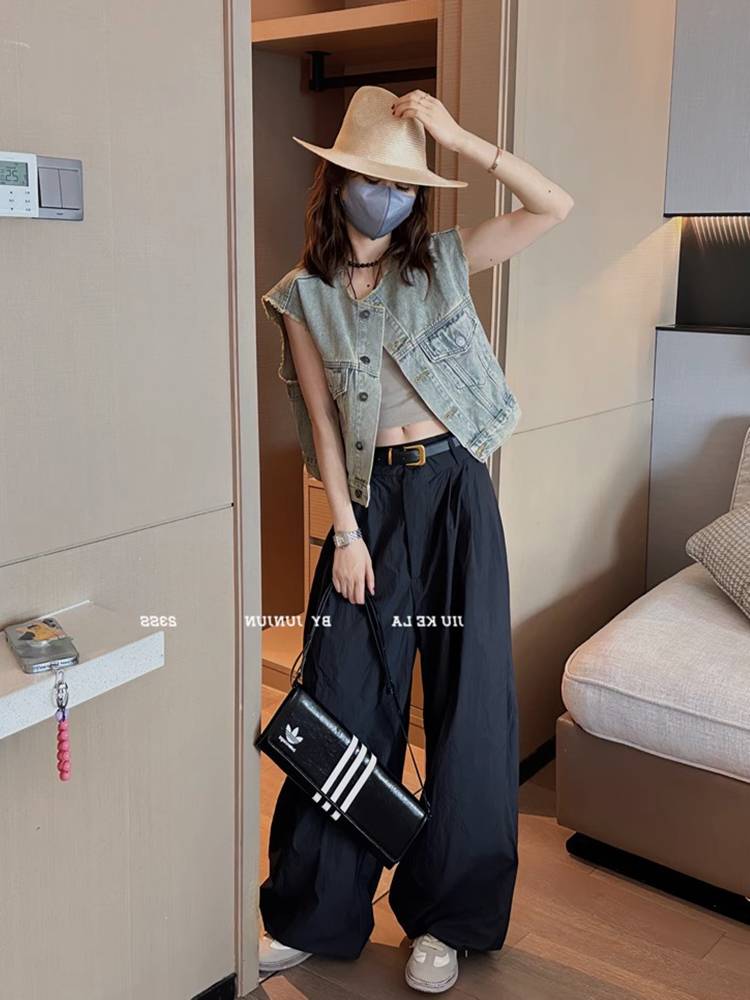 Retro European and American denim vest vest female 2024 spring and summer short models without sleeves, shoulder shoulders small horses clip
