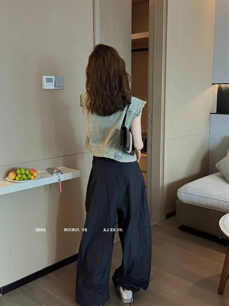 Retro European and American denim vest vest female 2024 spring and summer short models without sleeves, shoulder shoulders small horses clip