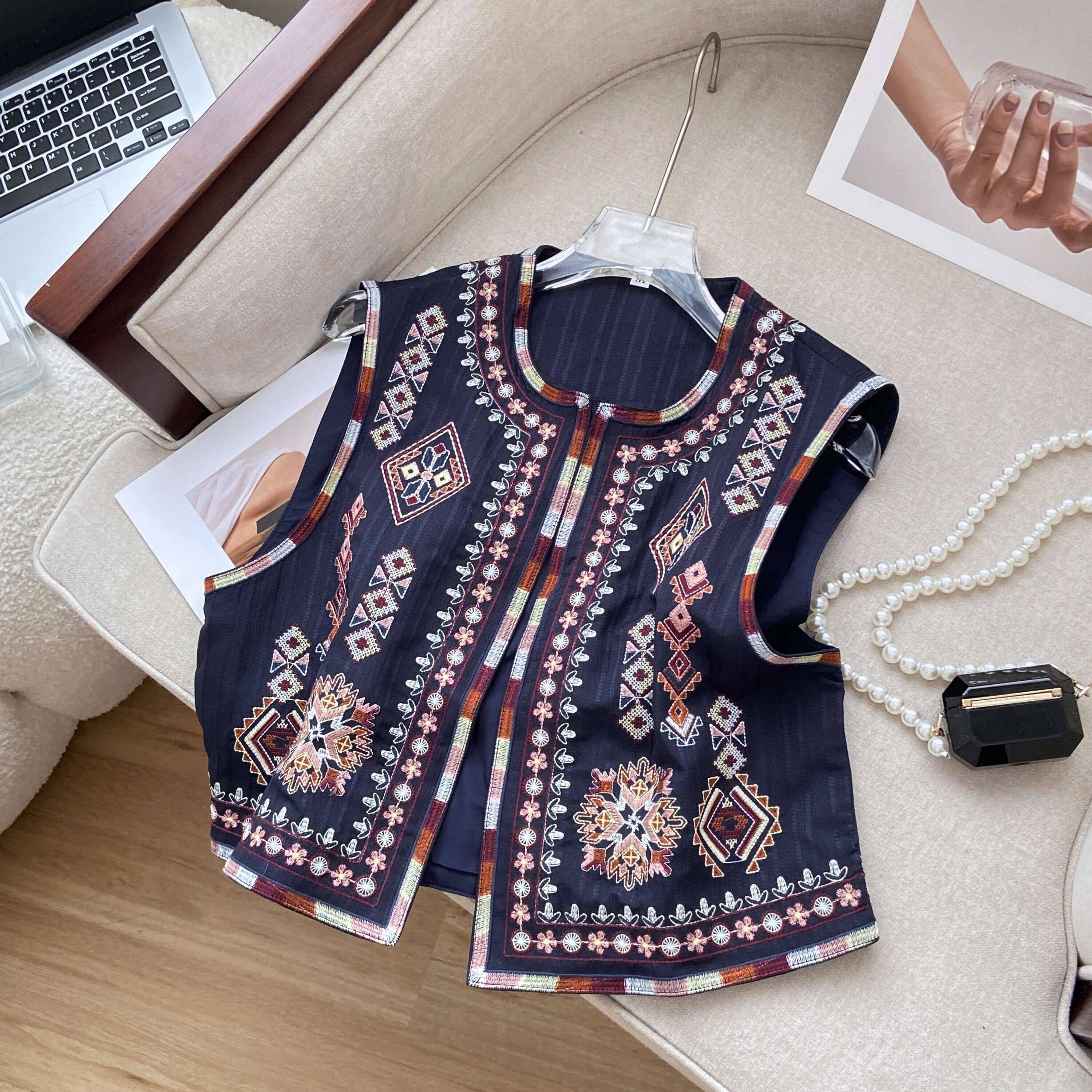 Retro national style vest female heavy workers embroidered totem short vest stacking through the shoulder Xinjiang Yunnan Yunnan to wear