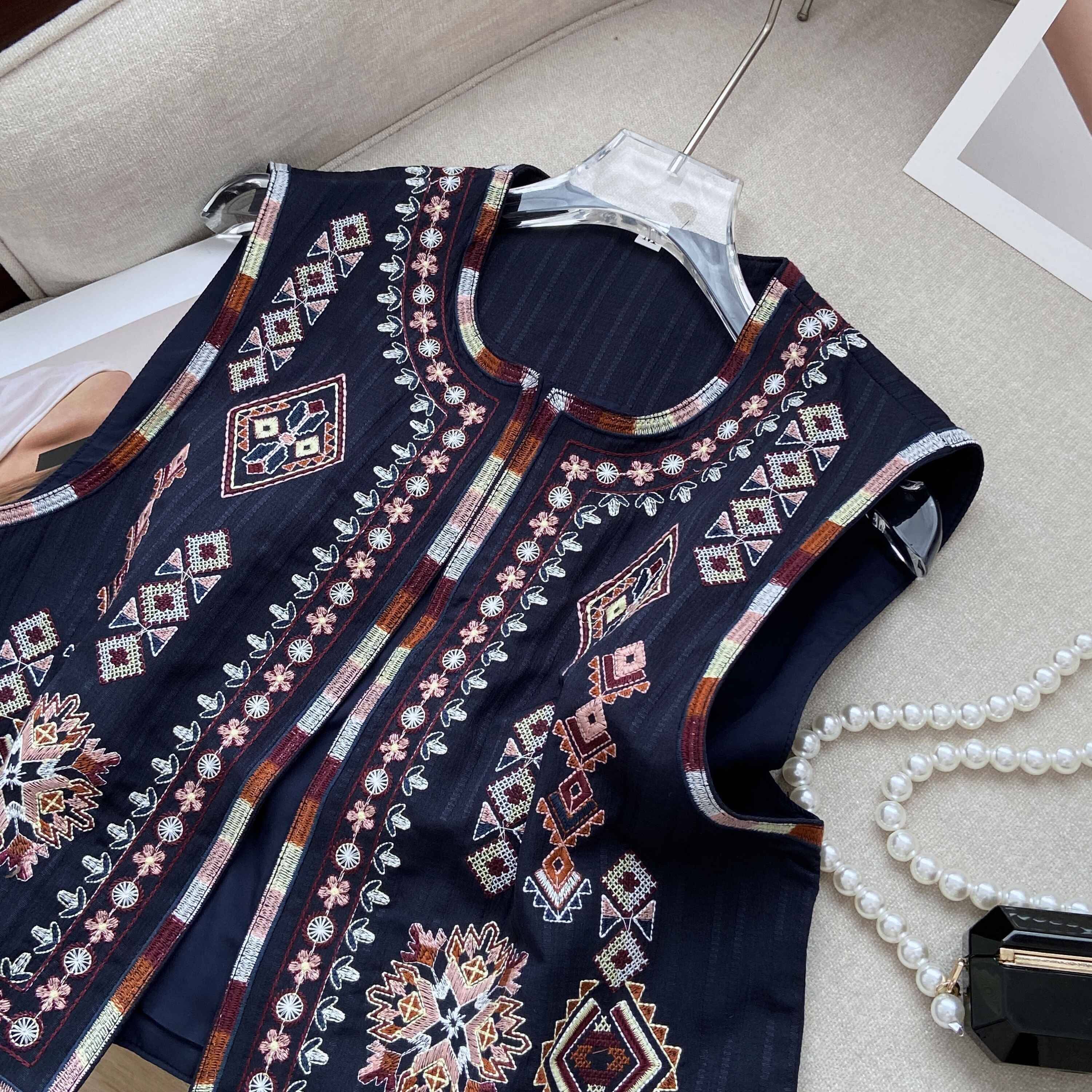 Retro national style vest female heavy workers embroidered totem short vest stacking through the shoulder Xinjiang Yunnan Yunnan to wear