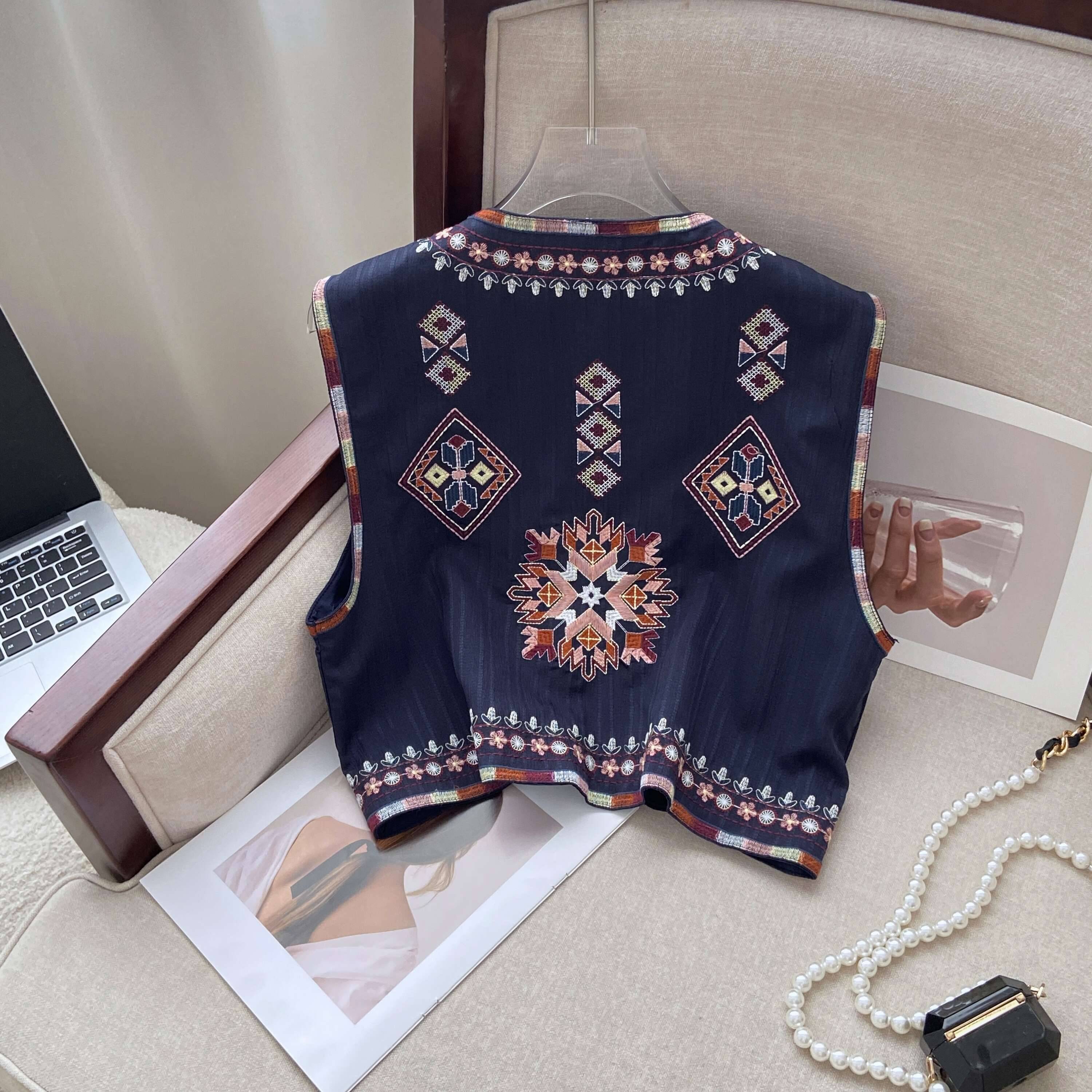 Retro national style vest female heavy workers embroidered totem short vest stacking through the shoulder Xinjiang Yunnan Yunnan to wear