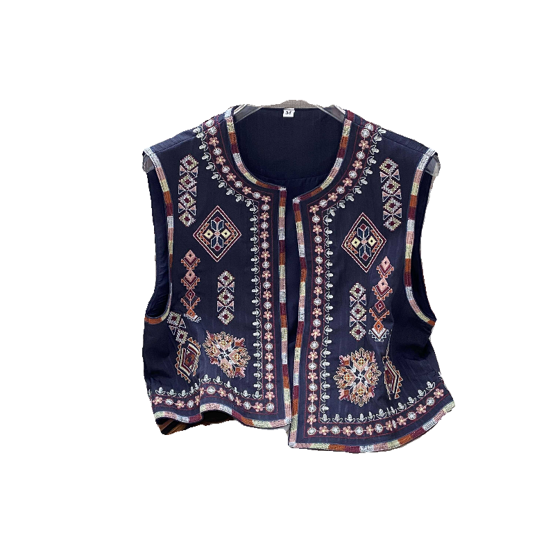 Retro national style vest female heavy workers embroidered totem short vest stacking through the shoulder Xinjiang Yunnan Yunnan to wear