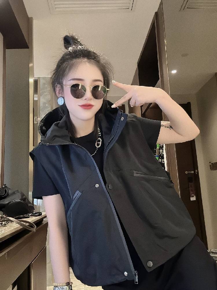 European goods with hat vest 2023 spring and autumn new hooded casual worker clothing women's sweater horses horses clip vest shoulders