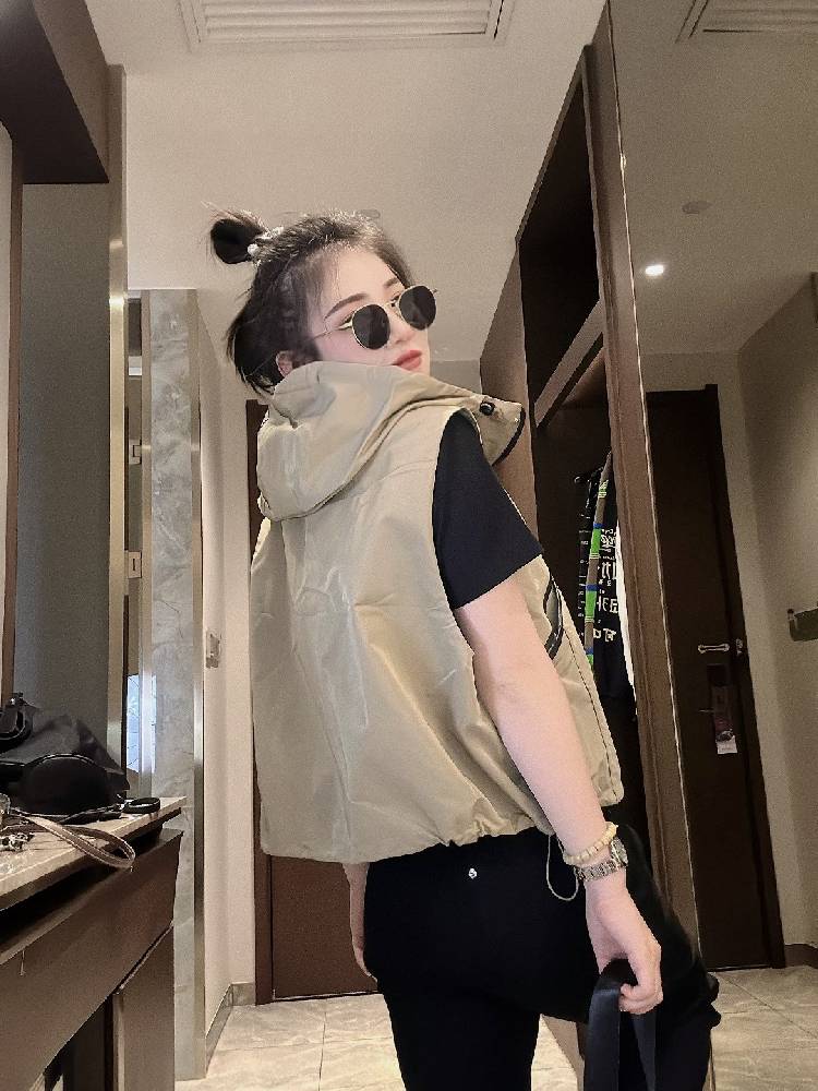 European goods with hat vest 2023 spring and autumn new hooded casual worker clothing women's sweater horses horses clip vest shoulders