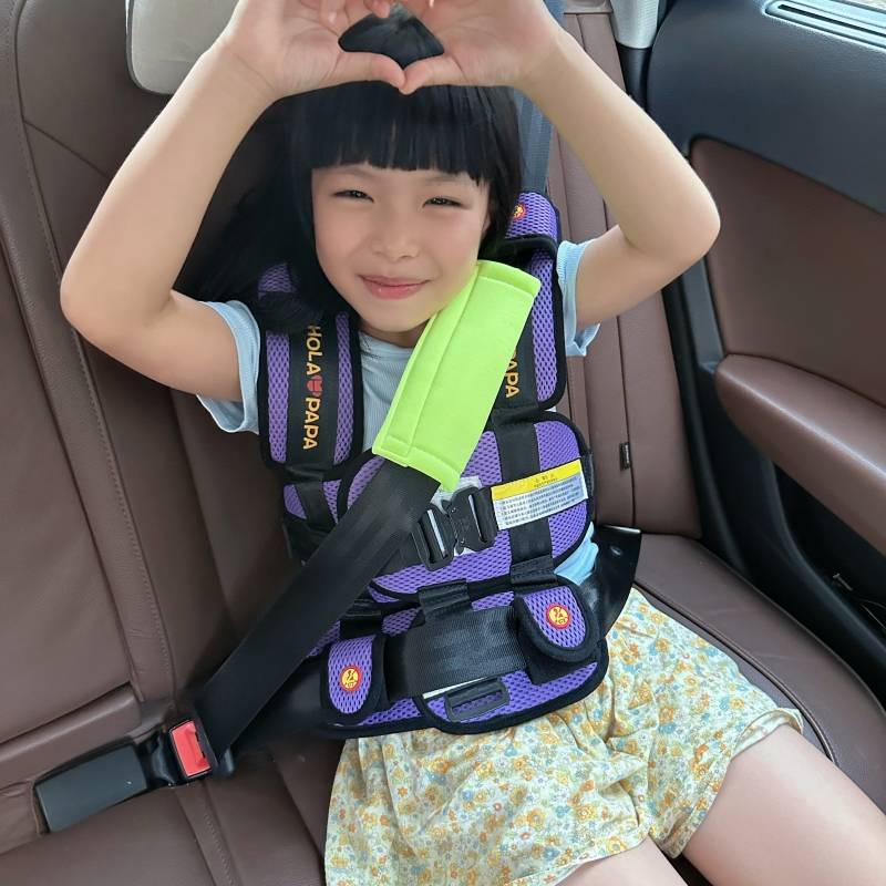 Travel by car for children aged 3 to 12 years with a car seat and a car seat belt
