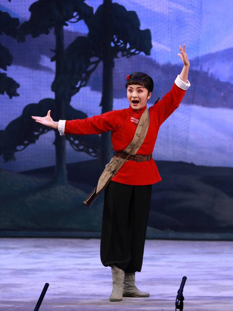 Zhizhi Weihu Mountain Yang Zirong goes up the mountain to fight the tiger Peking opera Li Yongqi costume ladyjun Xiao Changbao stage clothing