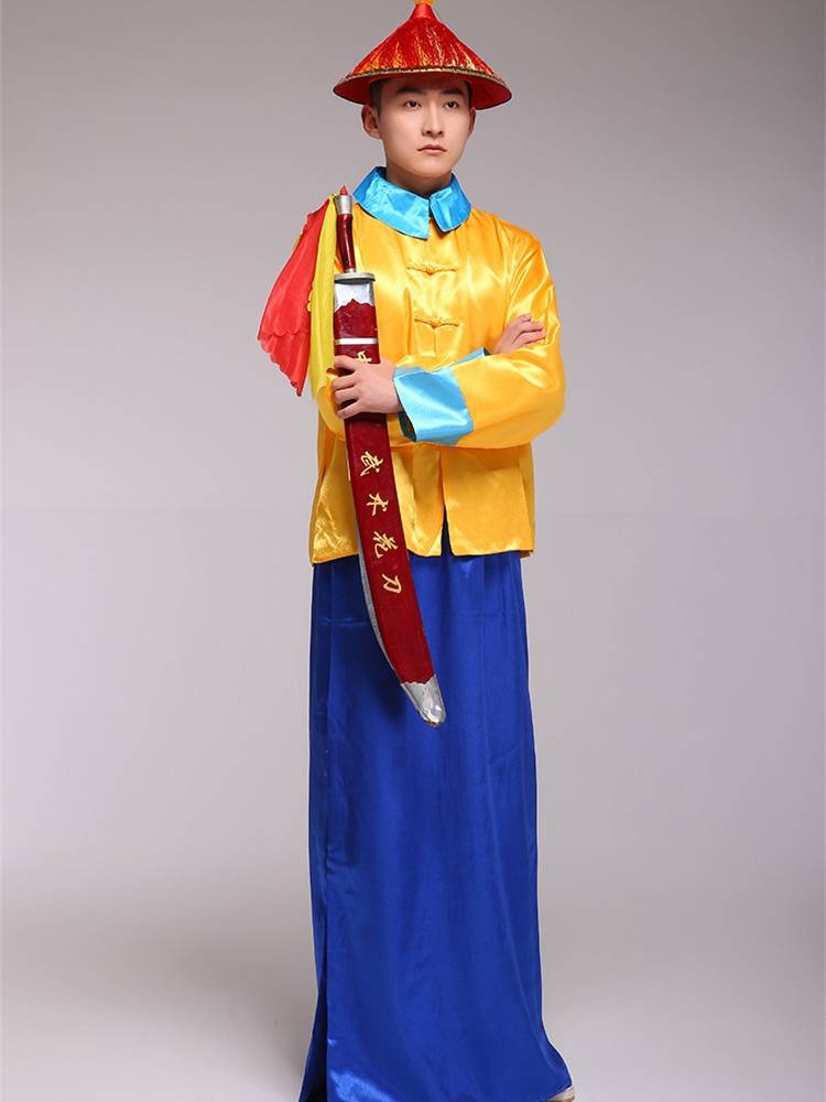 The ancient yellow horse gown of the Qing Dynasty with a knife guard the guardian guard the court official uniforms of the court of Royal Forest Emperor