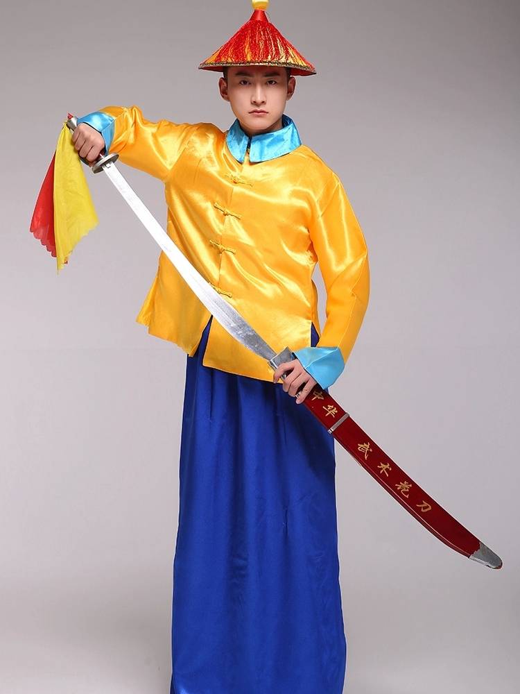 The ancient yellow horse gown of the Qing Dynasty with a knife guard the guardian guard the court official uniforms of the court of Royal Forest Emperor