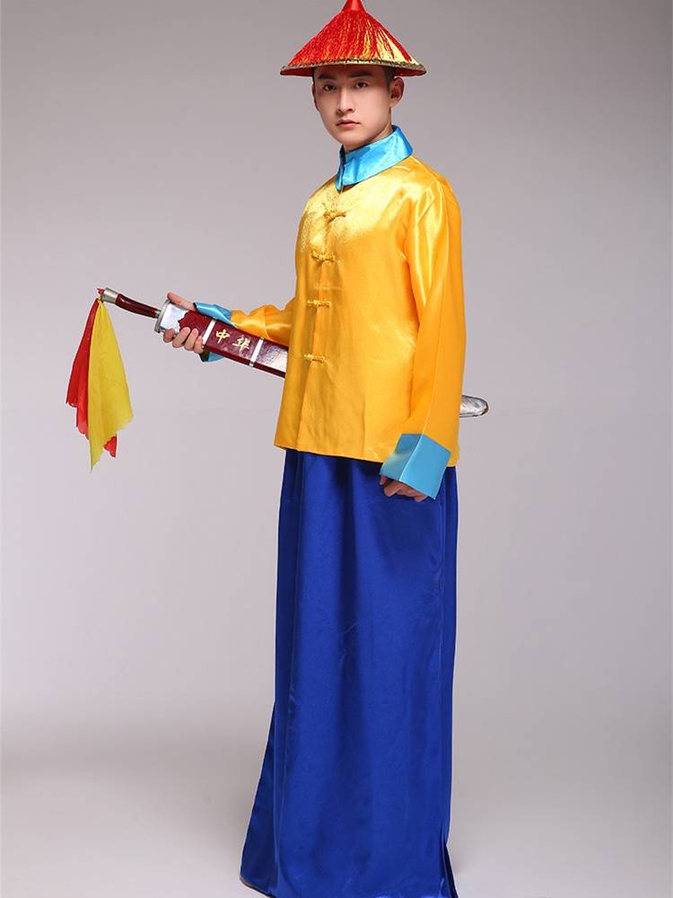 The ancient yellow horse gown of the Qing Dynasty with a knife guard the guardian guard the court official uniforms of the court of Royal Forest Emperor