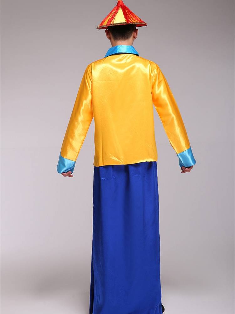 The ancient yellow horse gown of the Qing Dynasty with a knife guard the guardian guard the court official uniforms of the court of Royal Forest Emperor