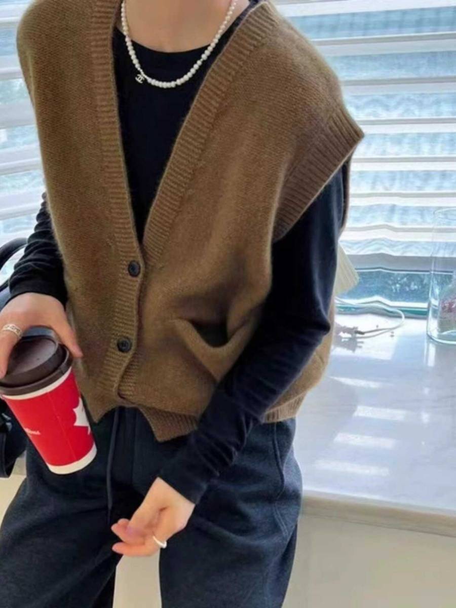 Pure wool needle knit vest sweater female 2024 autumn and winter new V -neck pure color stack we penetrate without sleeve sweater cashmere shoulder shoulder