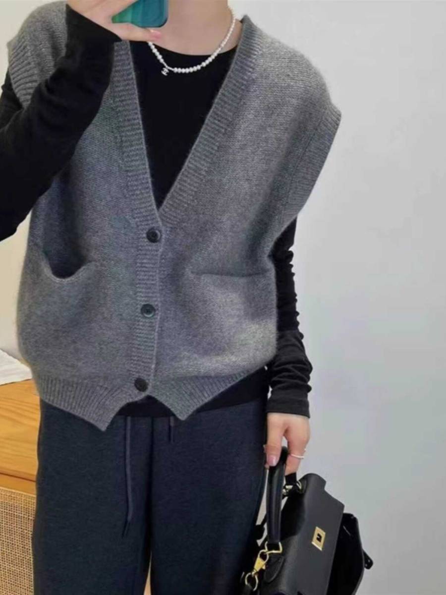 Pure wool needle knit vest sweater female 2024 autumn and winter new V -neck pure color stack we penetrate without sleeve sweater cashmere shoulder shoulder