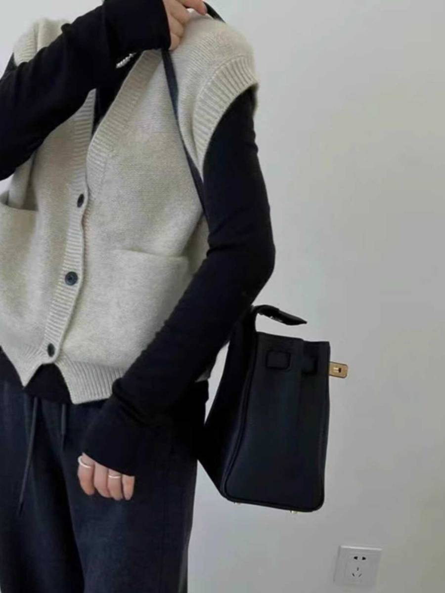 Pure wool needle knit vest sweater female 2024 autumn and winter new V -neck pure color stack we penetrate without sleeve sweater cashmere shoulder shoulder
