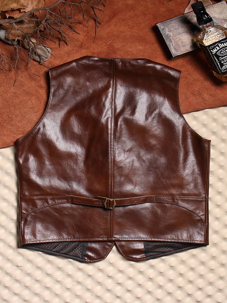 Améri's head is a leather coat, a man with a short-term tweezer