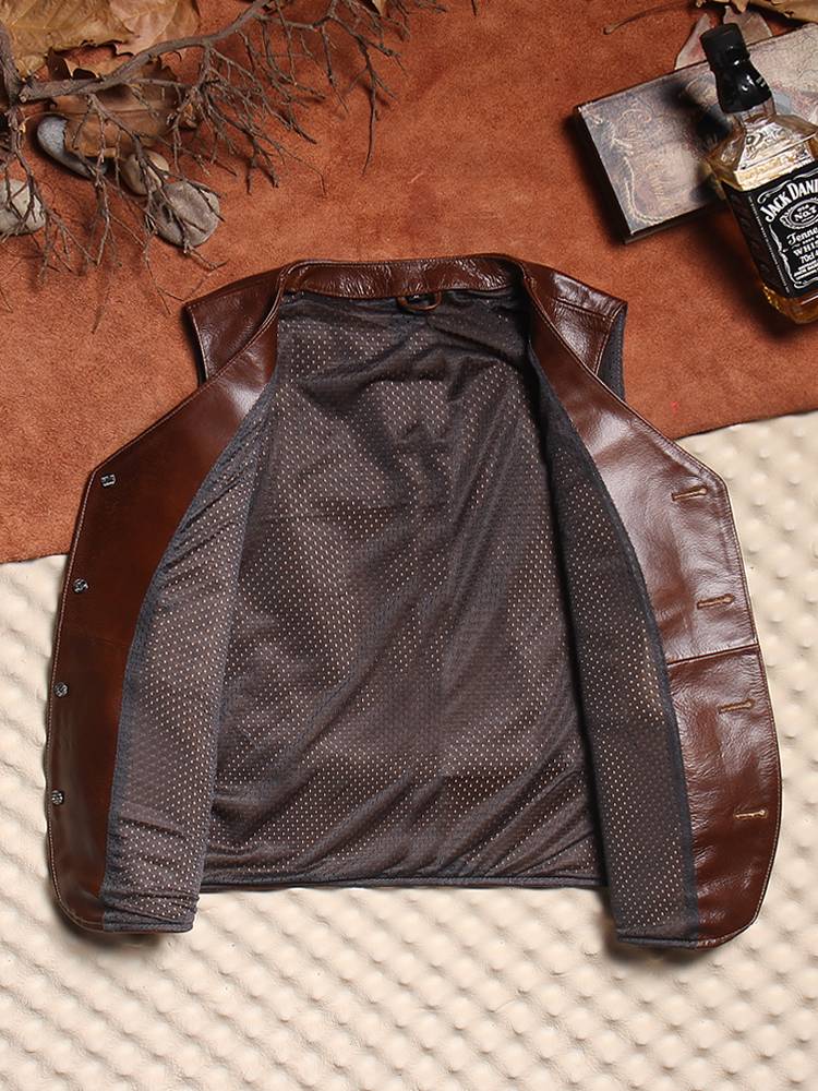 Améri's head is a leather coat, a man with a short-term tweezer