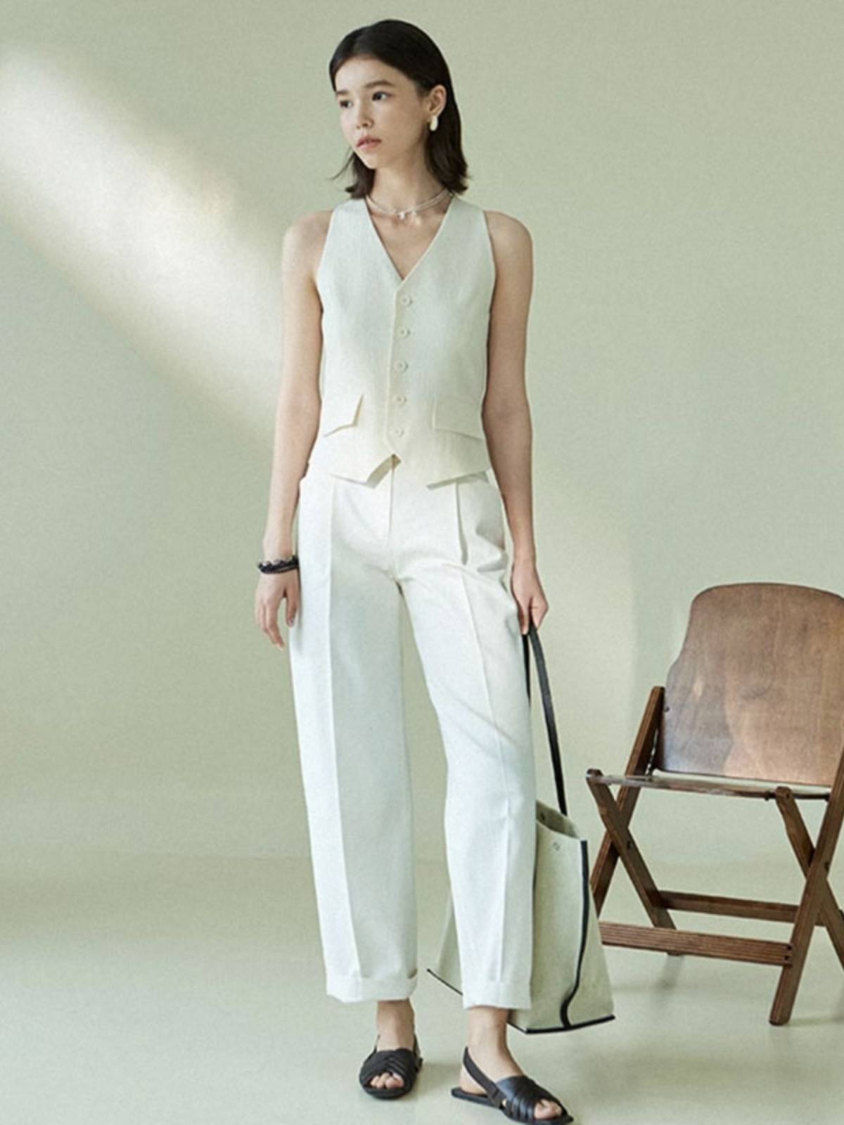 Summer -cutable suits outer set female small incense style V -neck short horse clip stacking shoulder sleeveless tops