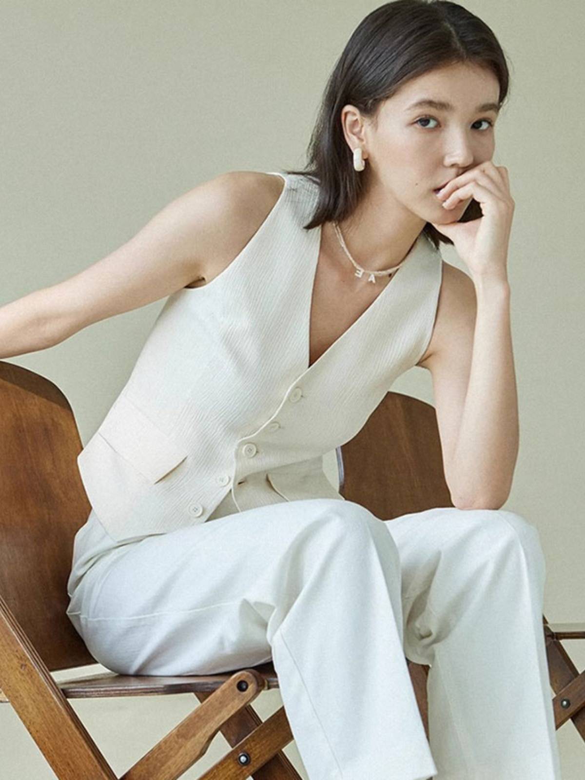 Summer -cutable suits outer set female small incense style V -neck short horse clip stacking shoulder sleeveless tops