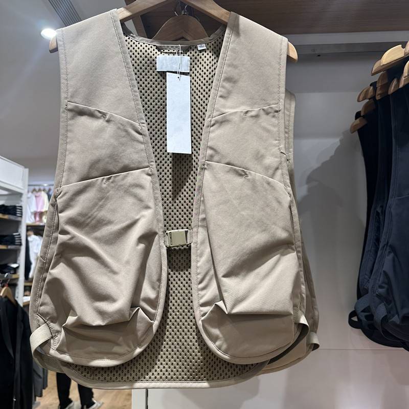 The man and woman in the trial dressing room, 2024 spring summer, summer and summer retrospect, short vest vest, 475401