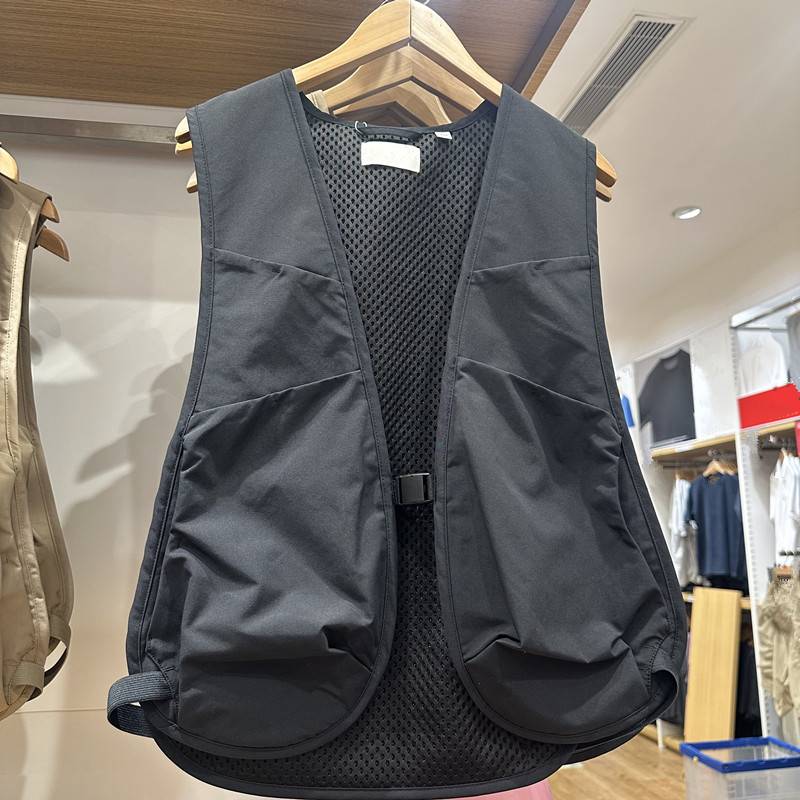 The man and woman in the trial dressing room, 2024 spring summer, summer and summer retrospect, short vest vest, 475401