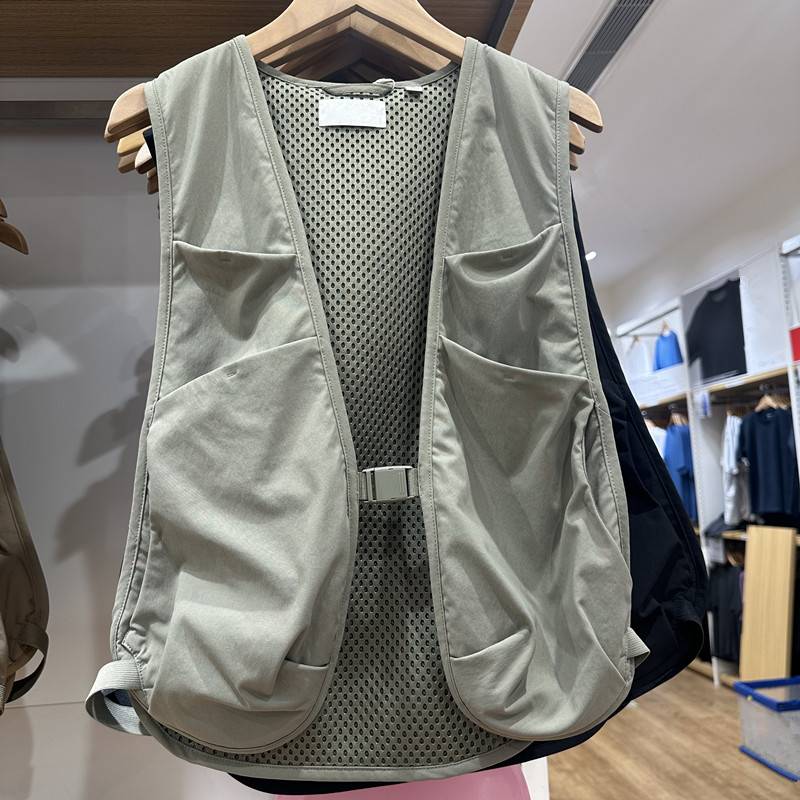 The man and woman in the trial dressing room, 2024 spring summer, summer and summer retrospect, short vest vest, 475401