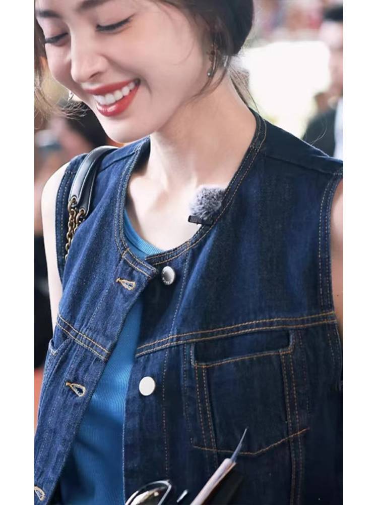 Gulina stars in the same Korean version of the sleeveless denim vest jacket in summer overlap and wear new vest tops