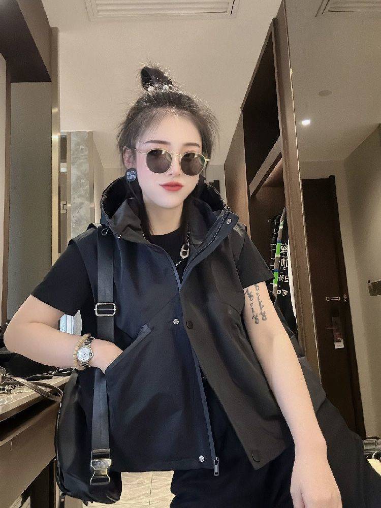 European goods with hat vest 2024 spring and autumn new hooded casual workers women's sweater horses horses clip vest shoulders