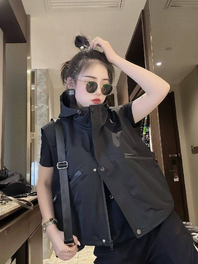 European goods with hat vest 2024 spring and autumn new hooded casual workers women's sweater horses horses clip vest shoulders