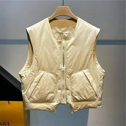 A light cotton vest for a man in a winter outdoor exercise wearing a warm, loose-sleeved, short cotton coat
